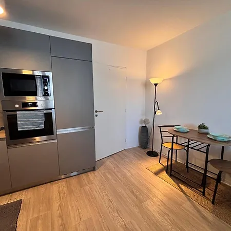 Krásny útulný S Balkónom A Parkovaním! Apartamento *